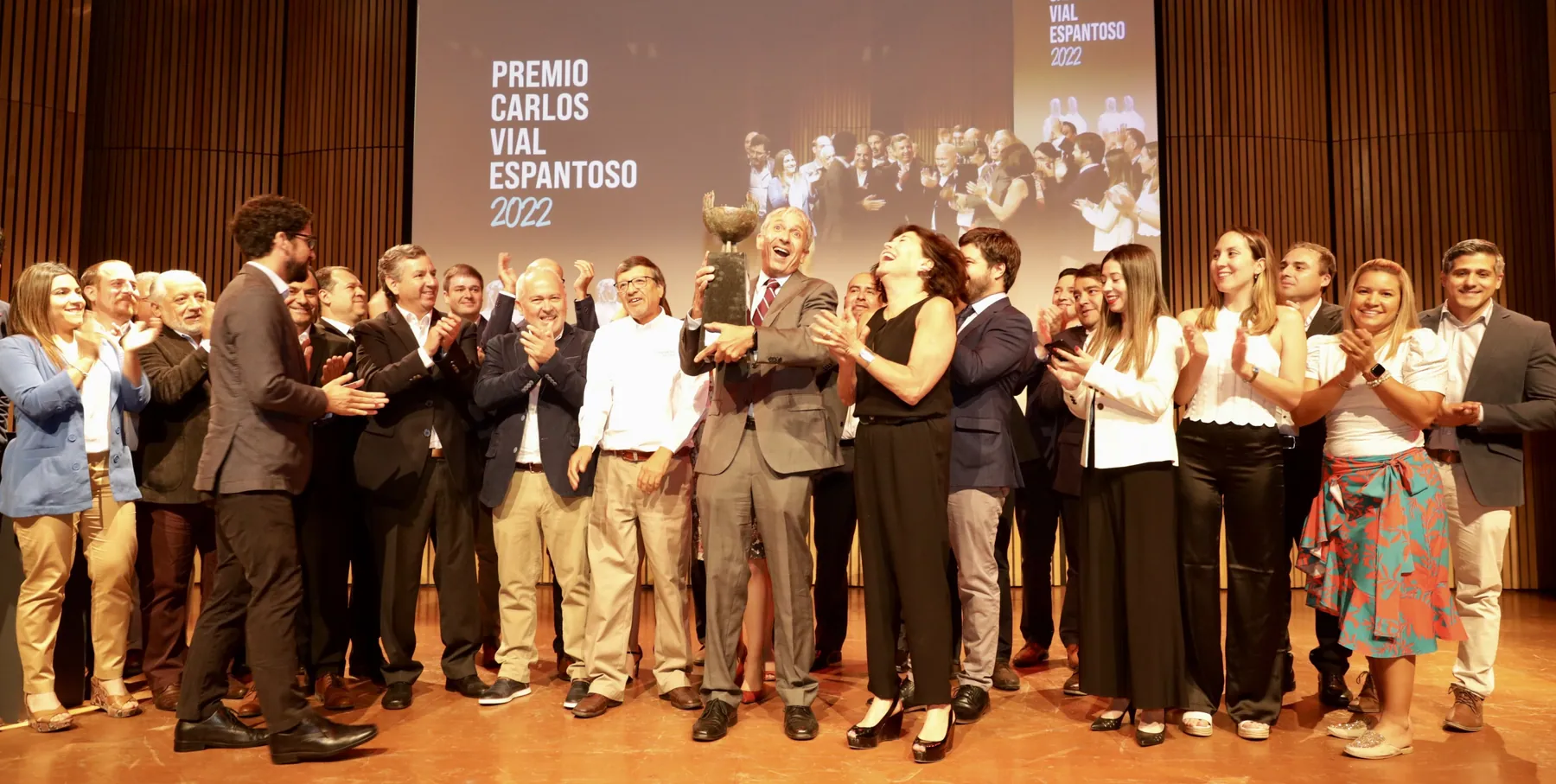 Participantes en la ceremonia del Premio Carlos Vial Espantoso 2022.